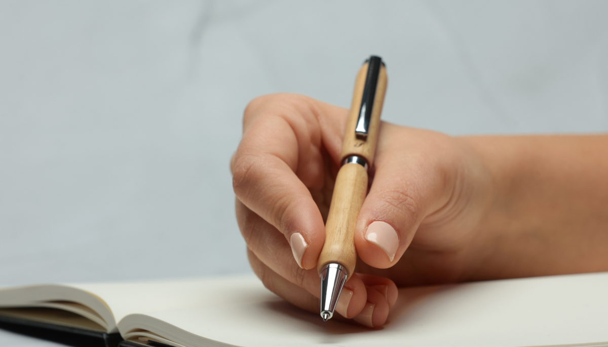 Cadeau client de fin d'année : un stylo en bois gravé, fait main en France